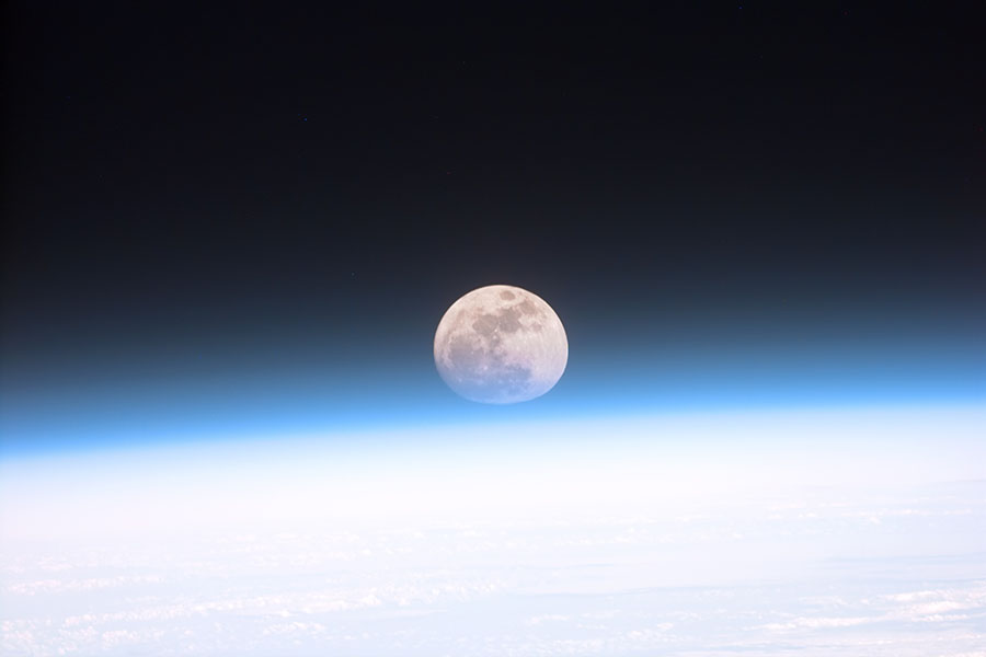 Полная луна, частично скрытая атмосферой (NASA)