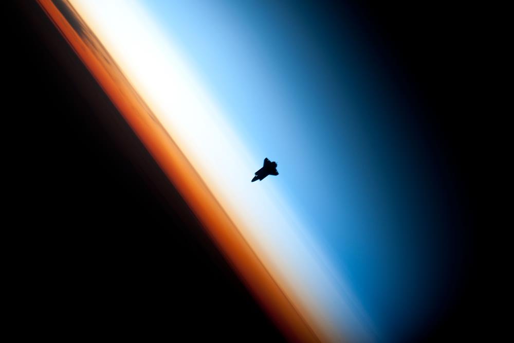 Силуэт шаттла Индевор (STS-130) на фоне земного горизонта (NASA, Crew of Expedition 22)