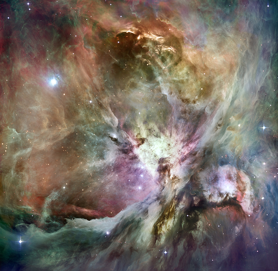 Изображение туманности Ориона, скомбинированное из двух снимков, сделанных телескопами Хаббл и Спитцер, с разной контрастностью (NASA и ESA)